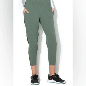 Nike Essential  7/8 Dri-Fit Pants in two-tone green size XS